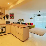 Elegant, Spacious, Central 니스