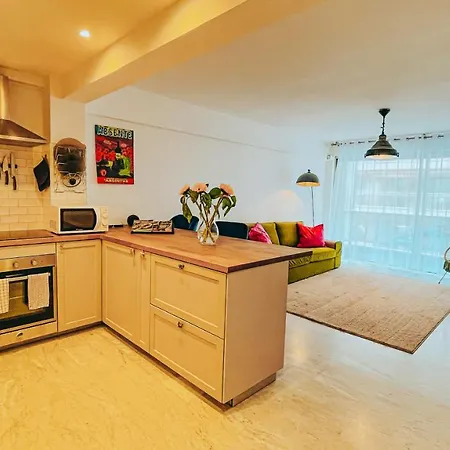 Elegant, Spacious, Central Νίκαια
