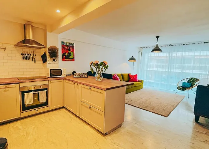 Elegant, Spacious, Central Niza