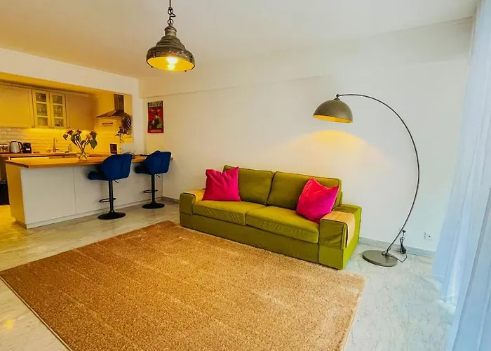 Elegant, Spacious, Central *